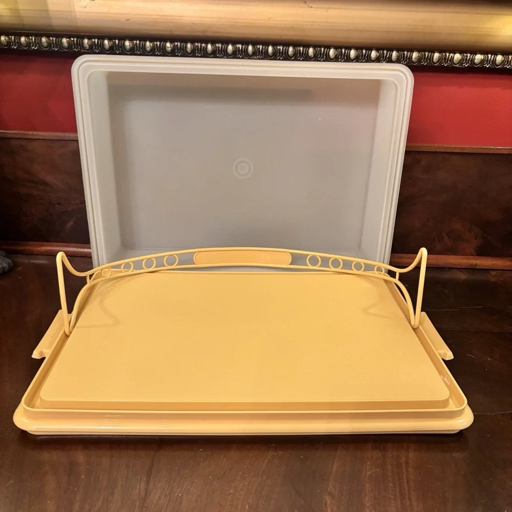 Vintage Tupperware Rectangular Cake Taker Carrier Harvest Gold Yellow Handle